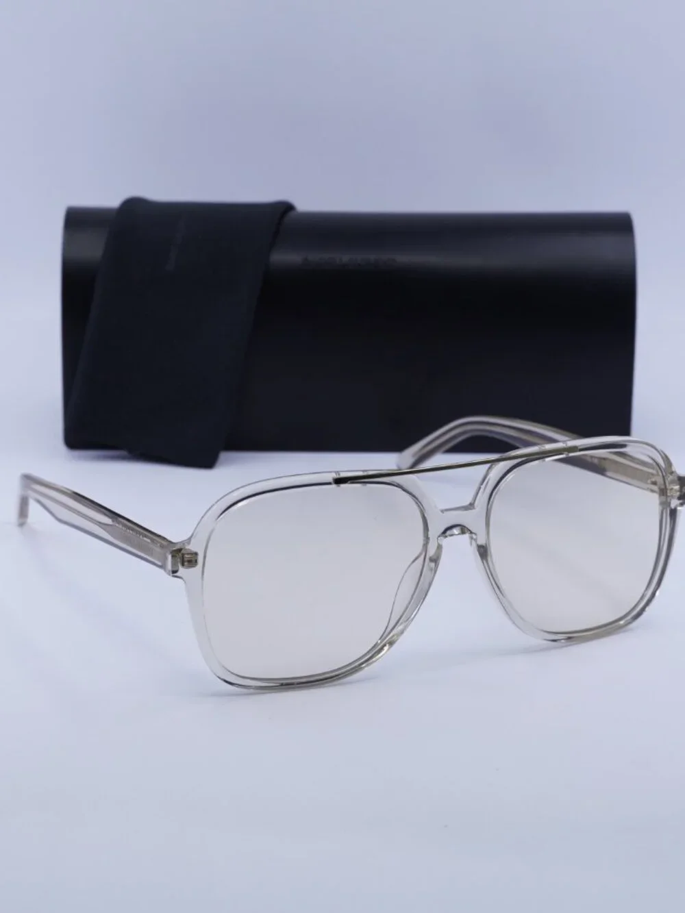 Saint Laurent model sl545